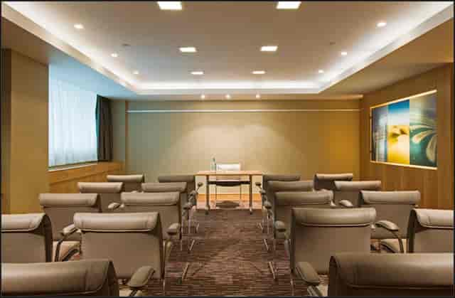Modern meeting room in Sofitel London Heathrow, ideal for professional gatherings and workshops.