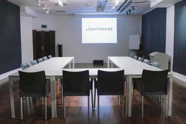 Digital Lounge meeting room with U-shaped table, ideal for workshops and strategy sessions.