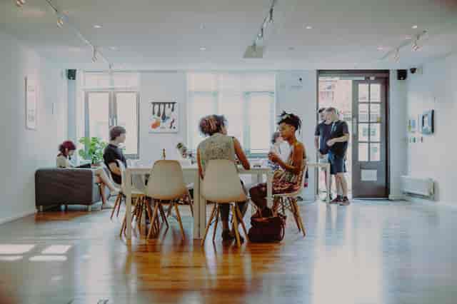 Modern reception area with natural light, ideal for workshops and brainstorming sessions.