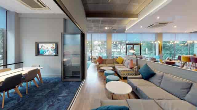 Modern lounge area in Holiday Inn Bournemouth for meetings and networking events.