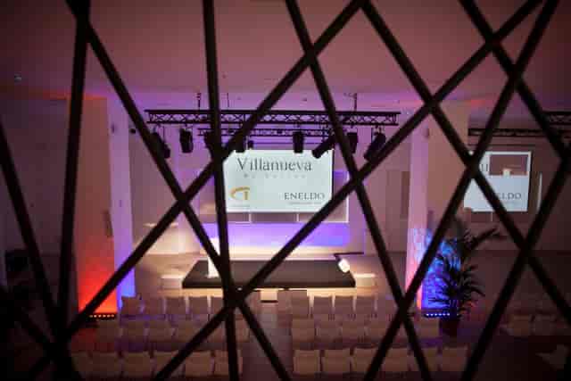 Meeting space with stage and AV setup for corporate events at ESPACIO VILLANUEVA.