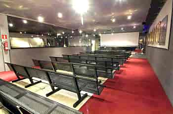 Modern event space with tiered seating at Museo del Ferrocarril for corporate meetings.