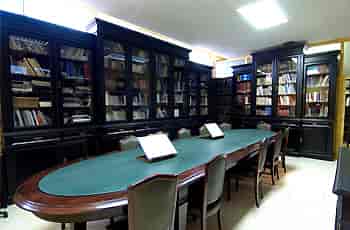 Sophisticated meeting space with oval table, ideal for workshops and strategic planning.