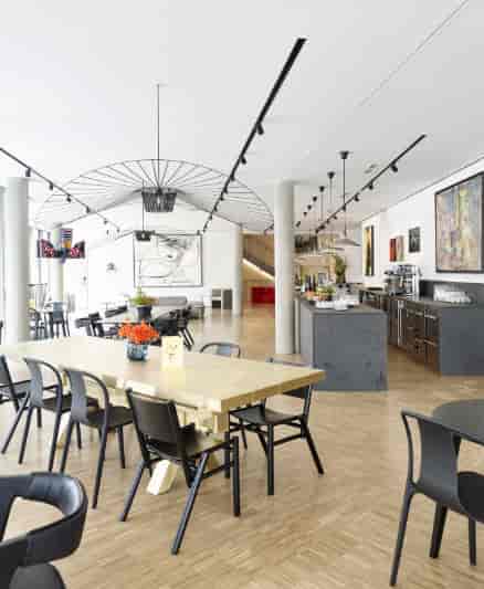 Modern event space in Lendhotel with stylish dining area, perfect for networking events.