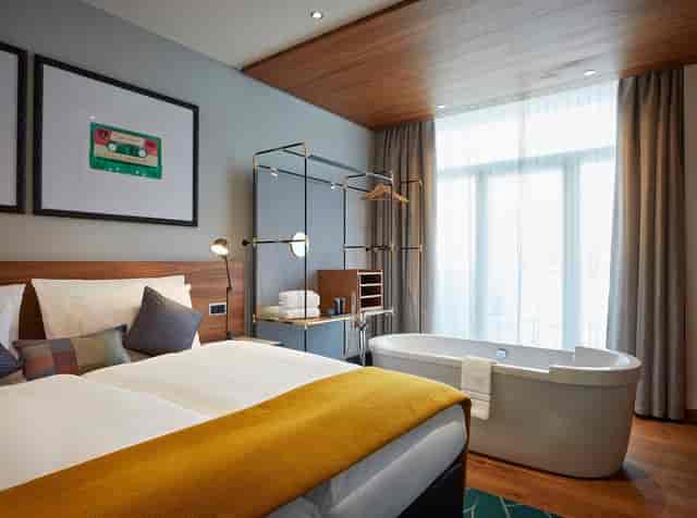 Green Room at Hard Rock Hotel Davos with freestanding bathtub, ideal for retreats and meetings.