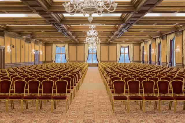 Elegant meeting room with red chairs at Grand Opera, perfect for conferences and presentations.