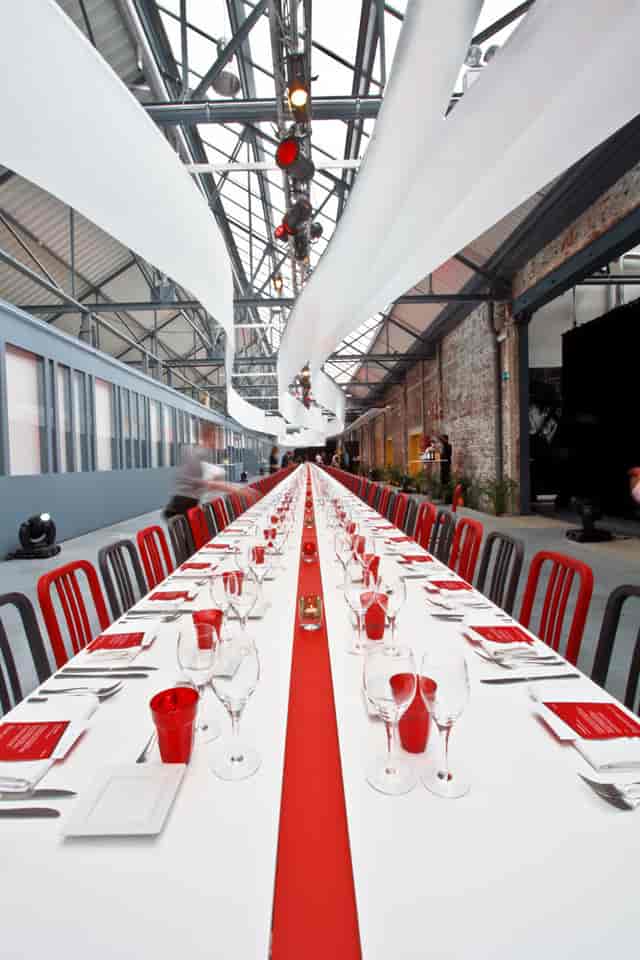 Elegant dining table in The Egg Brussels, ideal for corporate events and gatherings.