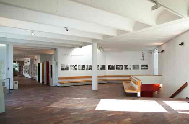 Spacious event hall with natural light at Fundació Joan Miró, ideal for meetings and workshops.