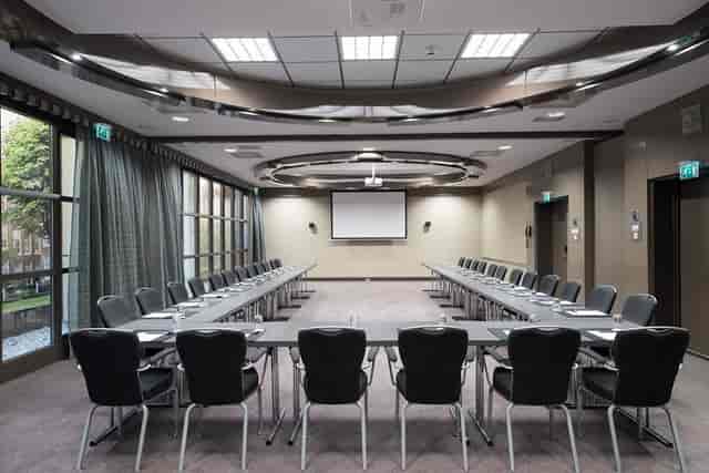 U-shaped meeting room with natural light at Bilderberg Garden Hotel for workshops.