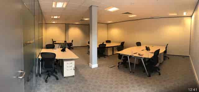 Spacious Q16 office in Qora, ideal for meetings and workshops with natural light.