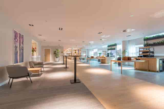 Modern event space Vecht 1 at Crowne Plaza Utrecht with flexible seating and greenery.