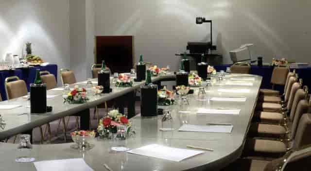 Elegant meeting room with floral centerpieces for corporate events and workshops.