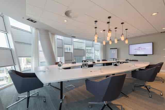 Modern conference room with elongated table at Crowne Plaza Utrecht for meetings.