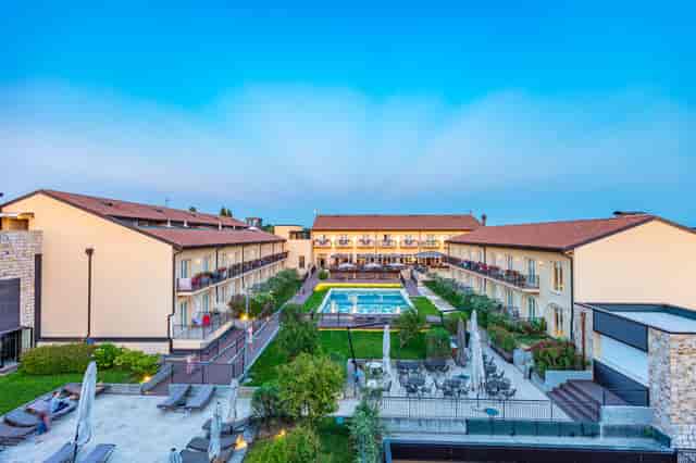 Hotel Principe di Lazise outdoor event venue with pool, ideal for corporate retreats and gatherings.