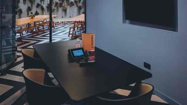 Modern meeting space in Milan with sleek black table, ideal for collaboration and creativity.