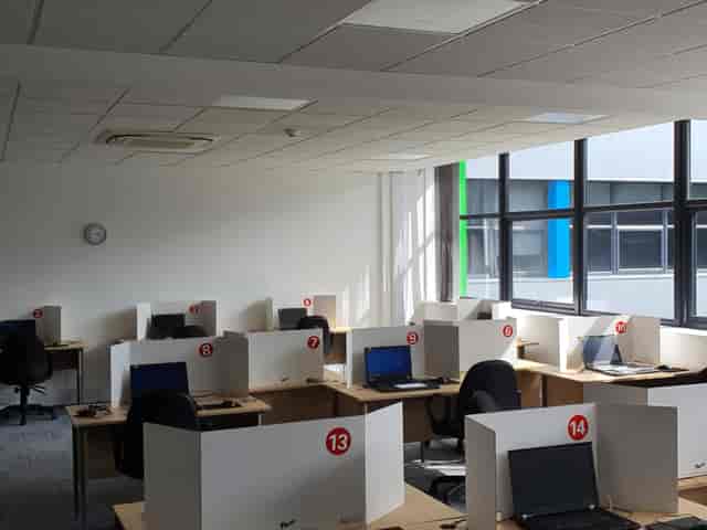 Modern exam room with computers, ideal for hybrid training sessions and meetings.
