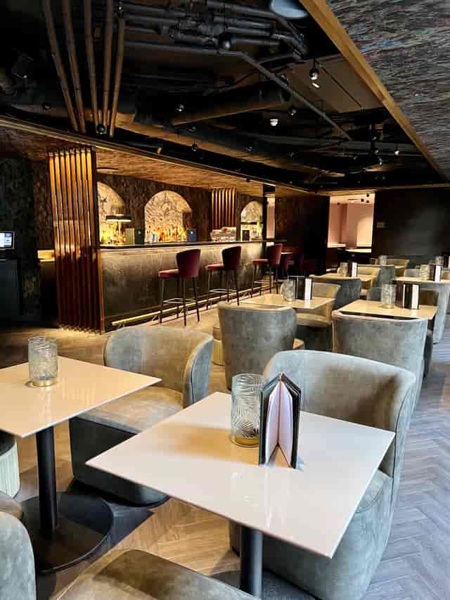Stylish bar at 12 Hay Hill, ideal for networking events and intimate gatherings.