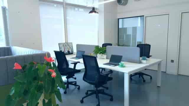 Modern desk hire space in Kingsland Hub, featuring ergonomic workstations for workshops.