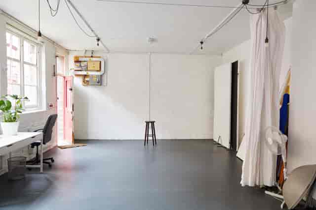 Versatile minimalist event space at Bright Banana Studios for workshops and gatherings.