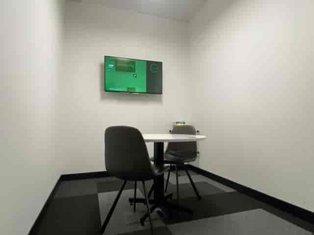 Modern meeting room with round table, ideal for corporate events and brainstorming sessions.