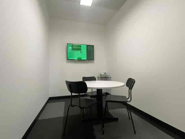 Minimalist meeting room with round table at SPS6, Avenue HQ for collaborative sessions.
