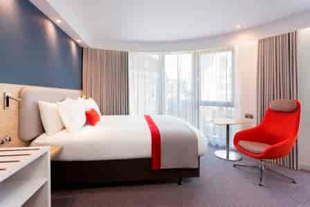 Modern lounge area in Holiday Inn Express London Southwark, ideal for business travelers.