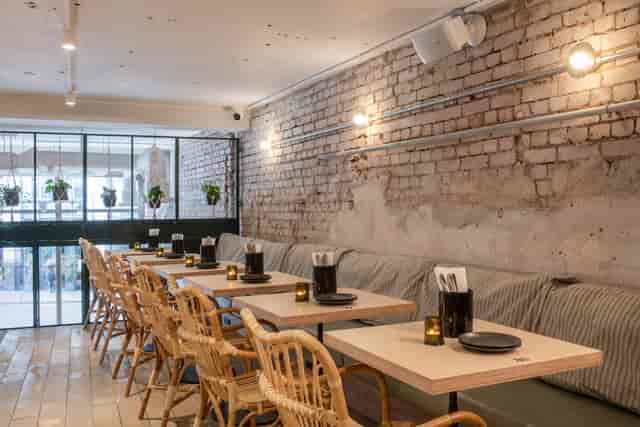Modern dining space at VAGABOND MONUMENT, ideal for corporate events and gatherings.