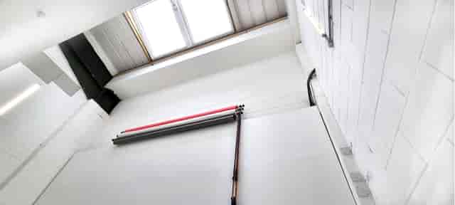 Daylight studio with natural light, perfect for workshops and presentations.