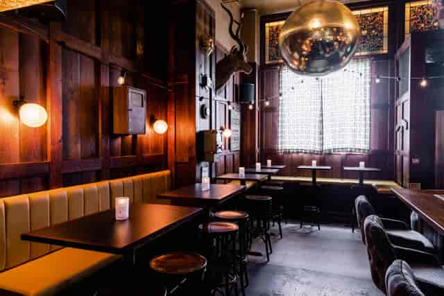 Stylish Breakfast Pub with warm wood, ideal for cocktail receptions and networking events.