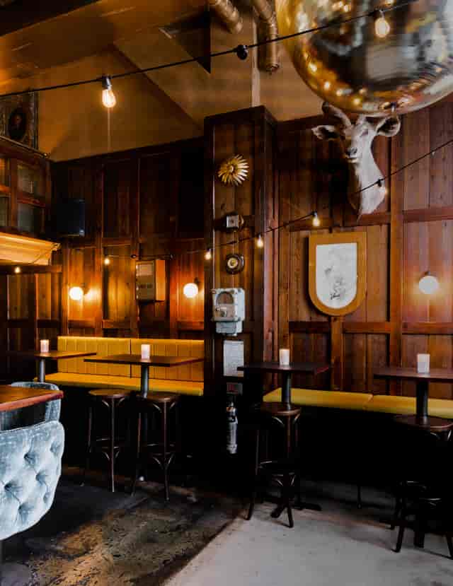Cozy Breakfast Pub in Canary Wharf, ideal for team-building and casual meetings.