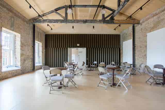 Coopers Studio: versatile event space with exposed brick, ideal for meetings and workshops.