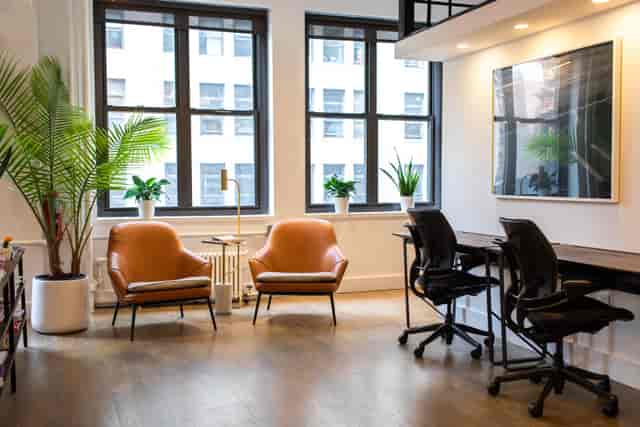 Modern meeting room with natural light, ideal for collaboration and brainstorming sessions.