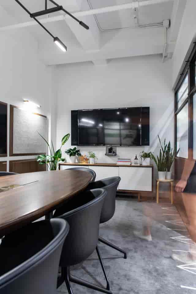 Modern meeting room with sleek table, ideal for presentations and collaboration.