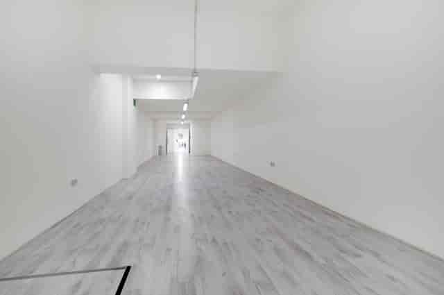 Spacious minimalist venue with natural light for workshops and corporate events.