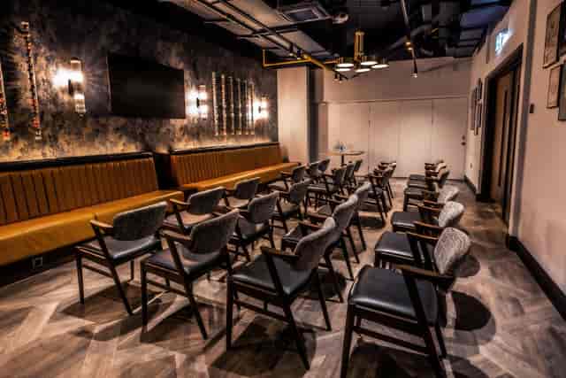 Emerald Private Room at Puttshack Watford, modern meeting space for workshops and presentations.