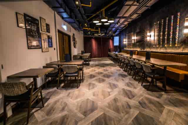 Jade Private Room at Puttshack Watford, modern event space for networking and meetings.