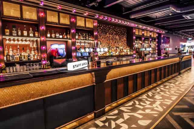 Stylish bar at Puttshack Watford, perfect for Christmas networking events and cocktail receptions.