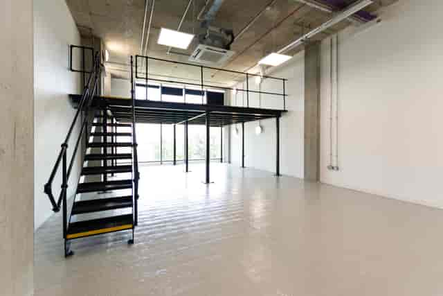 Creative office space with high ceilings, ideal for workshops and meetings.