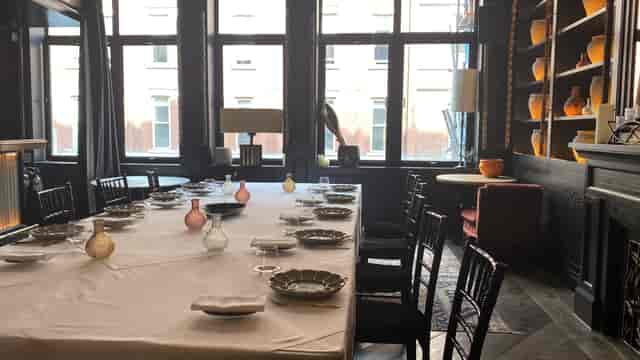 Elegant dining space in Arros QD, ideal for intimate meetings and exclusive events.