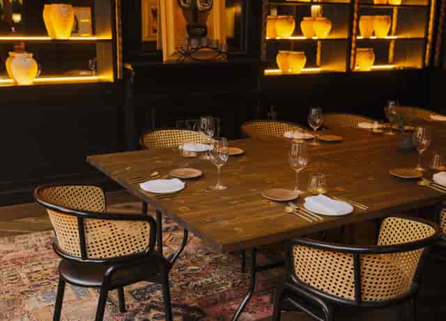Elegant dining table in Arros QD lounge, ideal for intimate events and meetings.