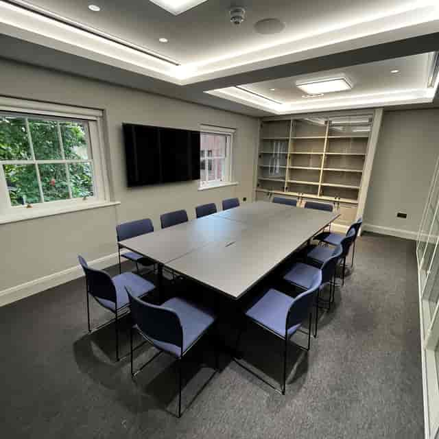 Modern meeting room with large table, ideal for corporate events and brainstorming sessions.