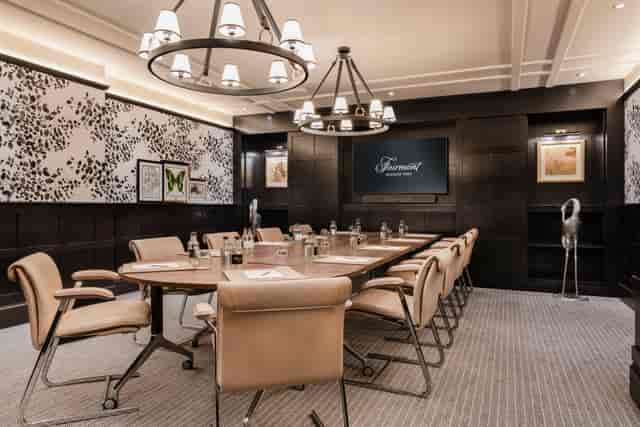 Sophisticated meeting room with round table at Fairmont Windsor Park for corporate events.