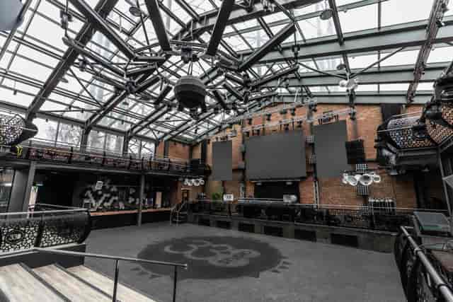 Terrace at Studio 338: modern event space with glass ceiling, ideal for concerts and gatherings.