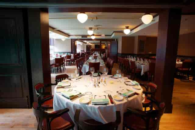 Elegant dining space in Smith & Wollensky Chicago, perfect for corporate events and gatherings.