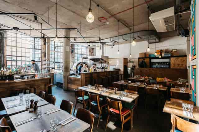 Modern Lardo restaurant with warm wood decor, ideal for events and meetings.