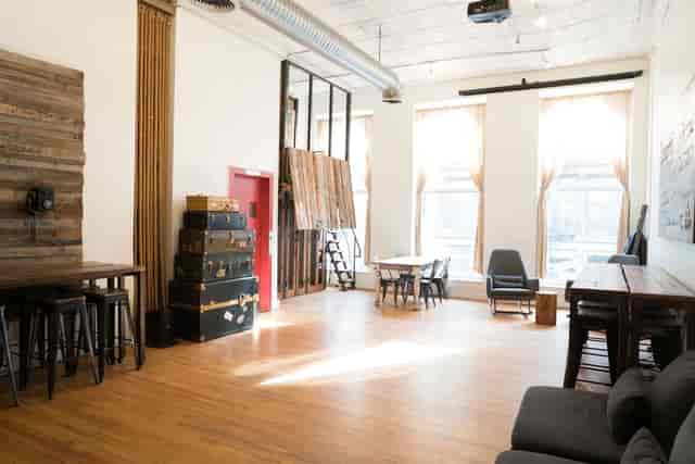 Versatile event space with natural light, ideal for meetings and social gatherings.