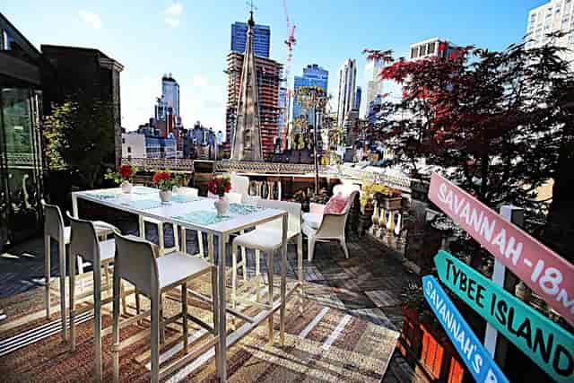 Stylish rooftop event space with city skyline, ideal for networking and gatherings.
