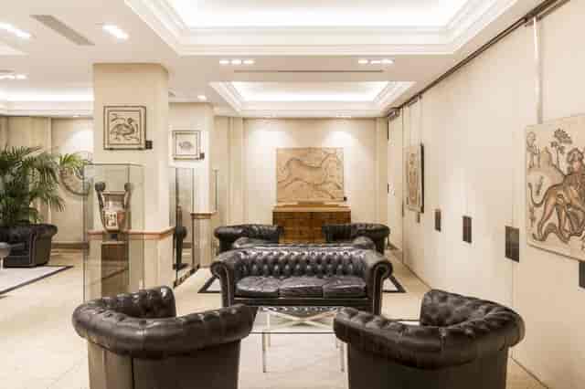 CIBELES lounge at Hotel Villa Real with elegant leather seating for networking events.