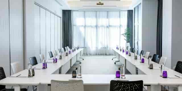 Modern meeting room with U-shaped table, ideal for workshops in Barcelo Imagine Hotel, Madrid.