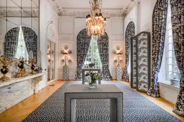 Elegant Salon Rojo event space in Hotel Santo Mauro, ideal for upscale meetings and gatherings.